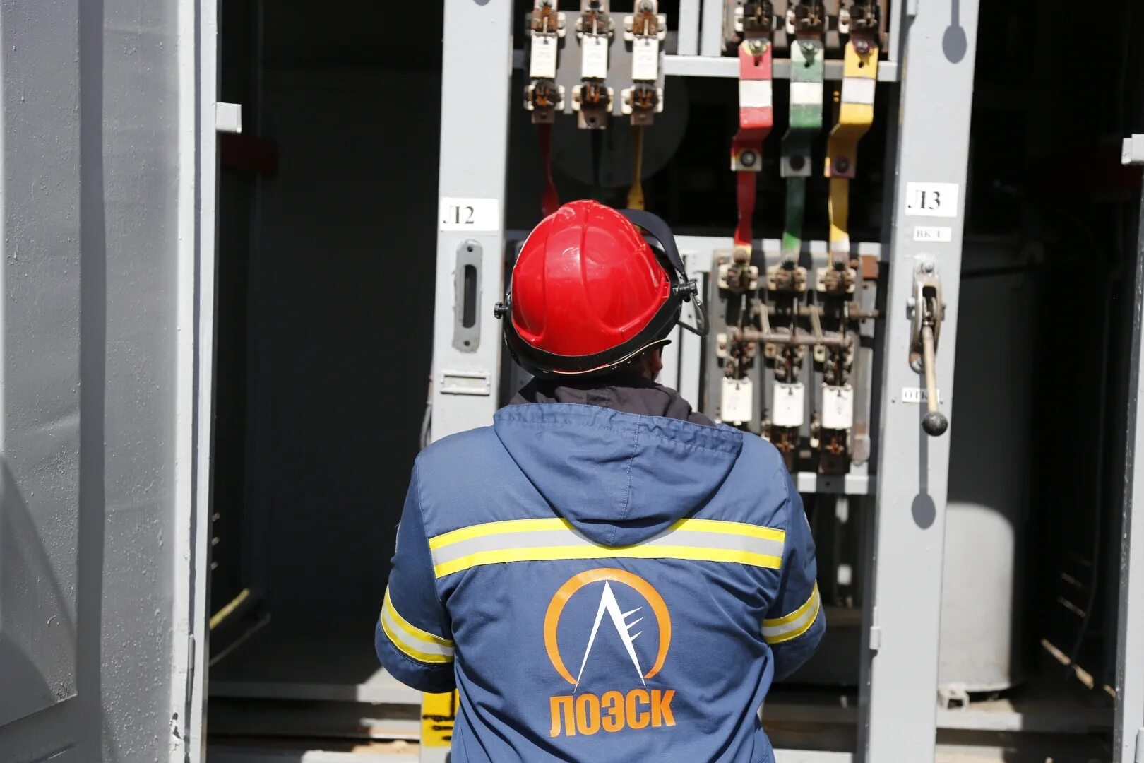 Электросети санкт петербург. Электросети санкт петербург. Россети ленэнерго площадь конституции. Электросети санкт петербург. Восстановили освещение.