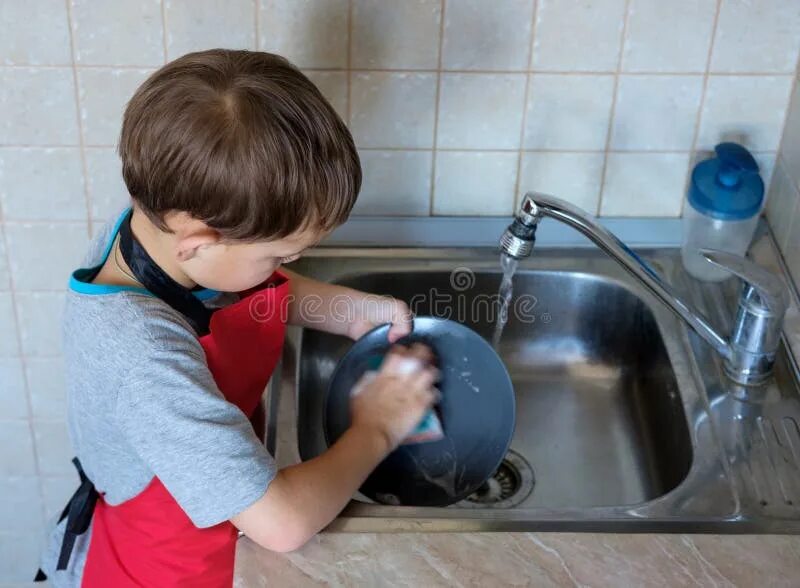 Детская посуда мытье. Мальчик помыл посуду. Пацан моющий посуду.