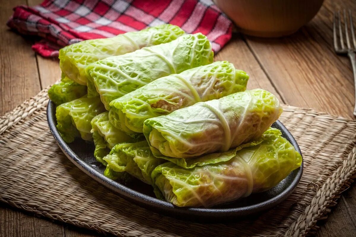 Голубцы быстро и вкусно. Долма из пекинской капусты. голубцы с пекинской капустой. полуфабрикаты долма голубцы. голубцы в капустных листьях.