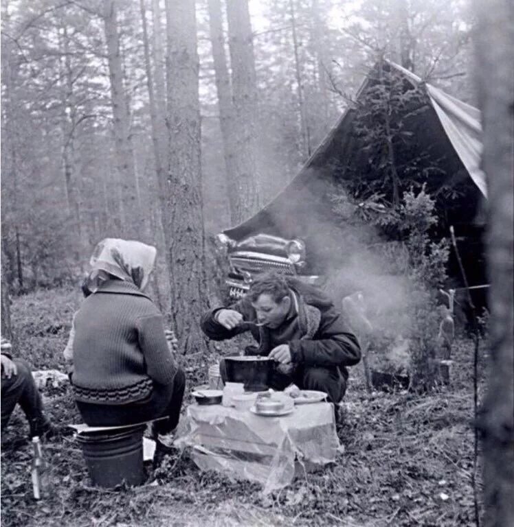 Человек которого знает весь мир. Гагарин на пикнике в лесу. Гагарин 1962. Пикник в лесу.