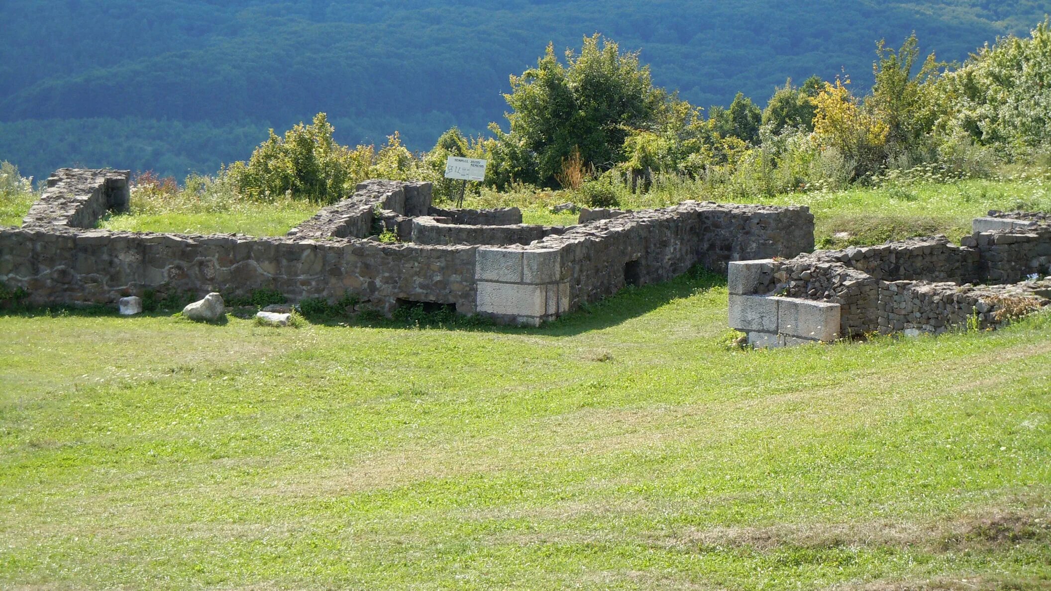 Небольшом храме в рамнунте. Ее храм есть в рамнунте. Архитектура храм богини немезиды. Ее храм есть в рамнунте. Ее храм есть в рамнунте.