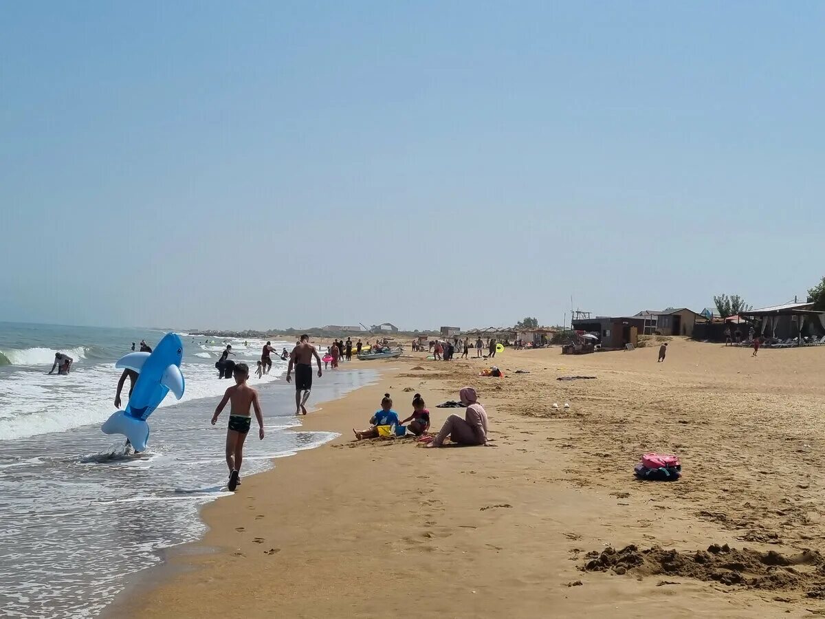 Какой пляж в каспийске. Каспийское море пляж джами. пляж джами в каспийске. пляж лагуна каспийск. пляж оазис махачкала.