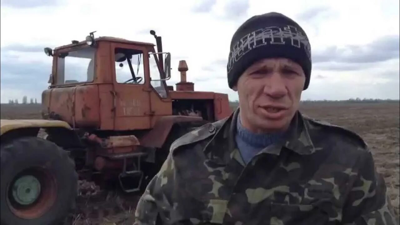 А управляет трактором тракторист. Тракторист. тракторист качок. брутальный тракторист. усатый тракторист.