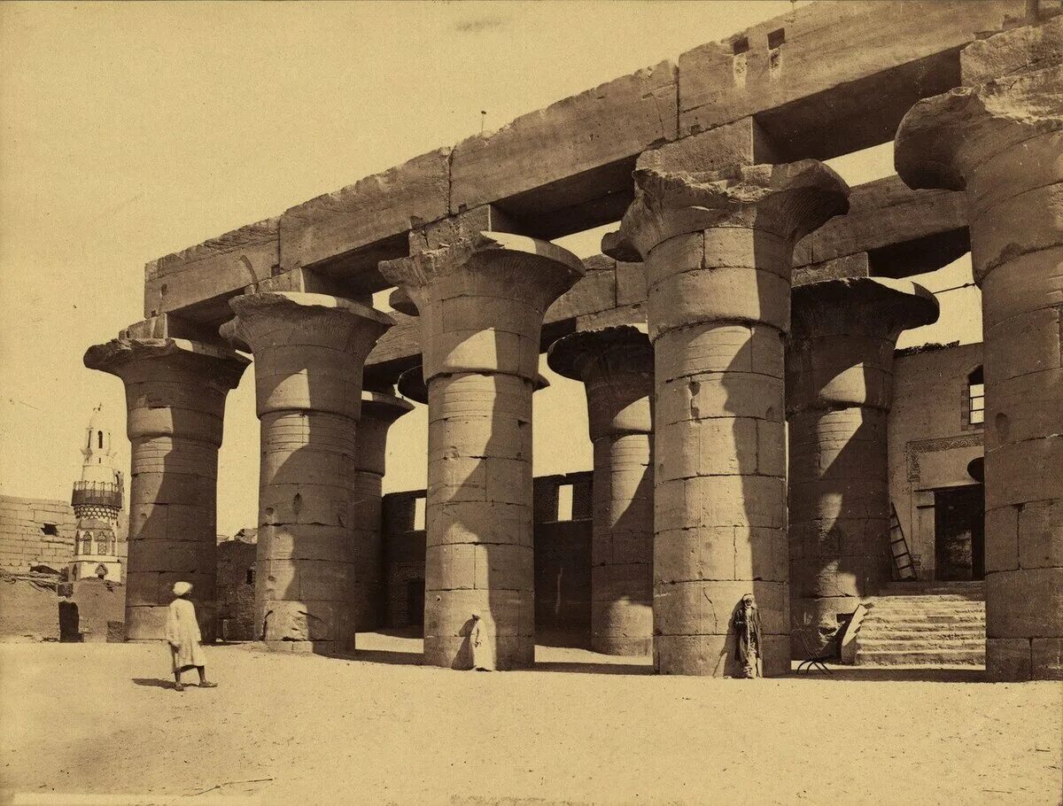 Ночью первый из колонны. Луксор Египет колонны. Луксор большая колоннада Аменхотепа 3. Колоннада древний Египет. Луксор древний древний Египет.