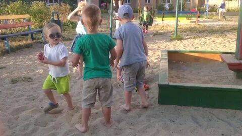 Двенадцать малышей вышли во двор играть