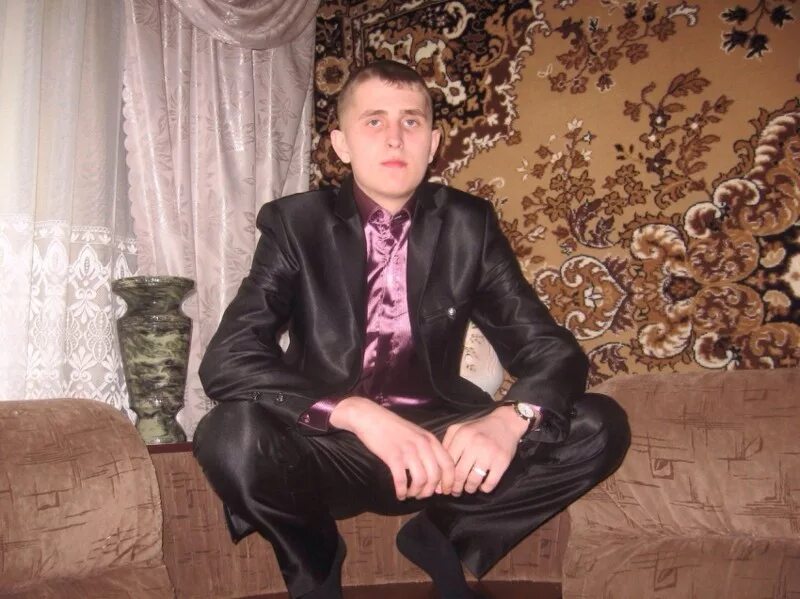 Парень из провинции вроде золотой. Парень из провинции вроде золотой. Молодой парень из провинции. Пацан из провинции. Пацан из провинции.