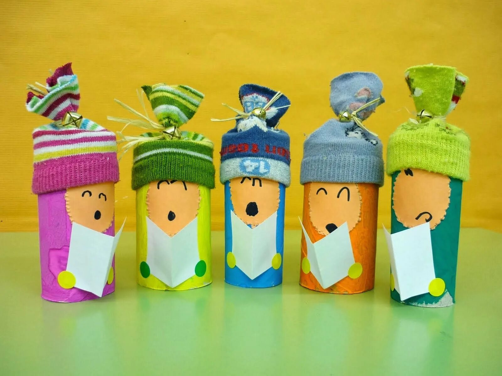 Игрушки из втулок от туалетной. Карандашница из рулонов туалетной бумаги. Поделки из втулок. Поделка из рулона туалетной бумаги. Поделки из втулок.