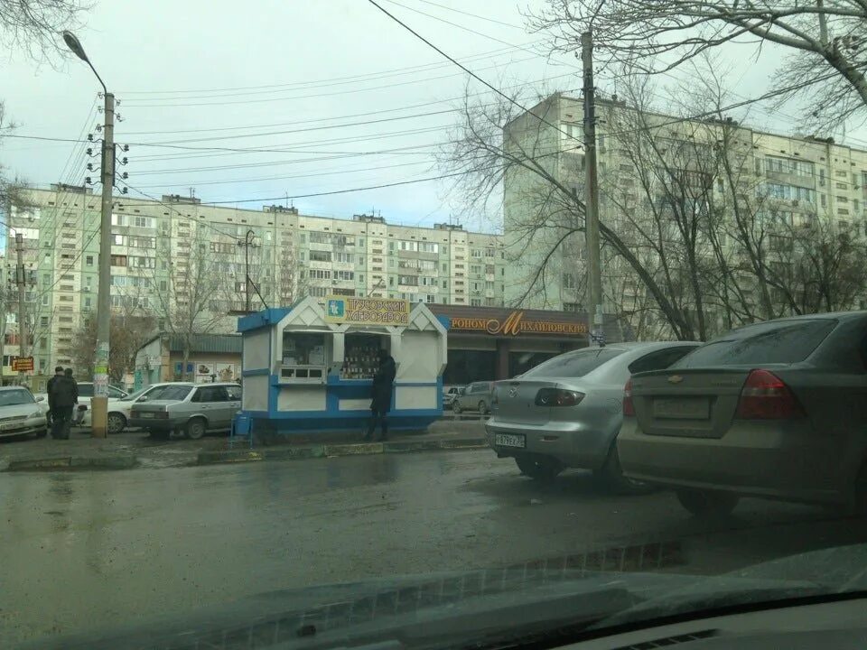 Михайловский магазин астрахань. Гастроном Михайловский Астрахань. Астрахань набережная 1 мая магазин Михайловский. Гастроном Михайловский Астрахань торты.