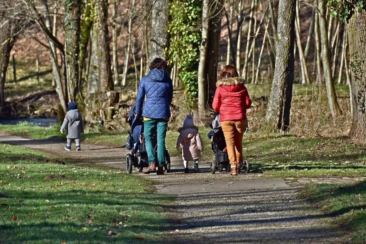 Мама гулять на улице. Дети в парке. Прогулка в парке с детьми. Дети на прогулке. Прогулки с малышом.