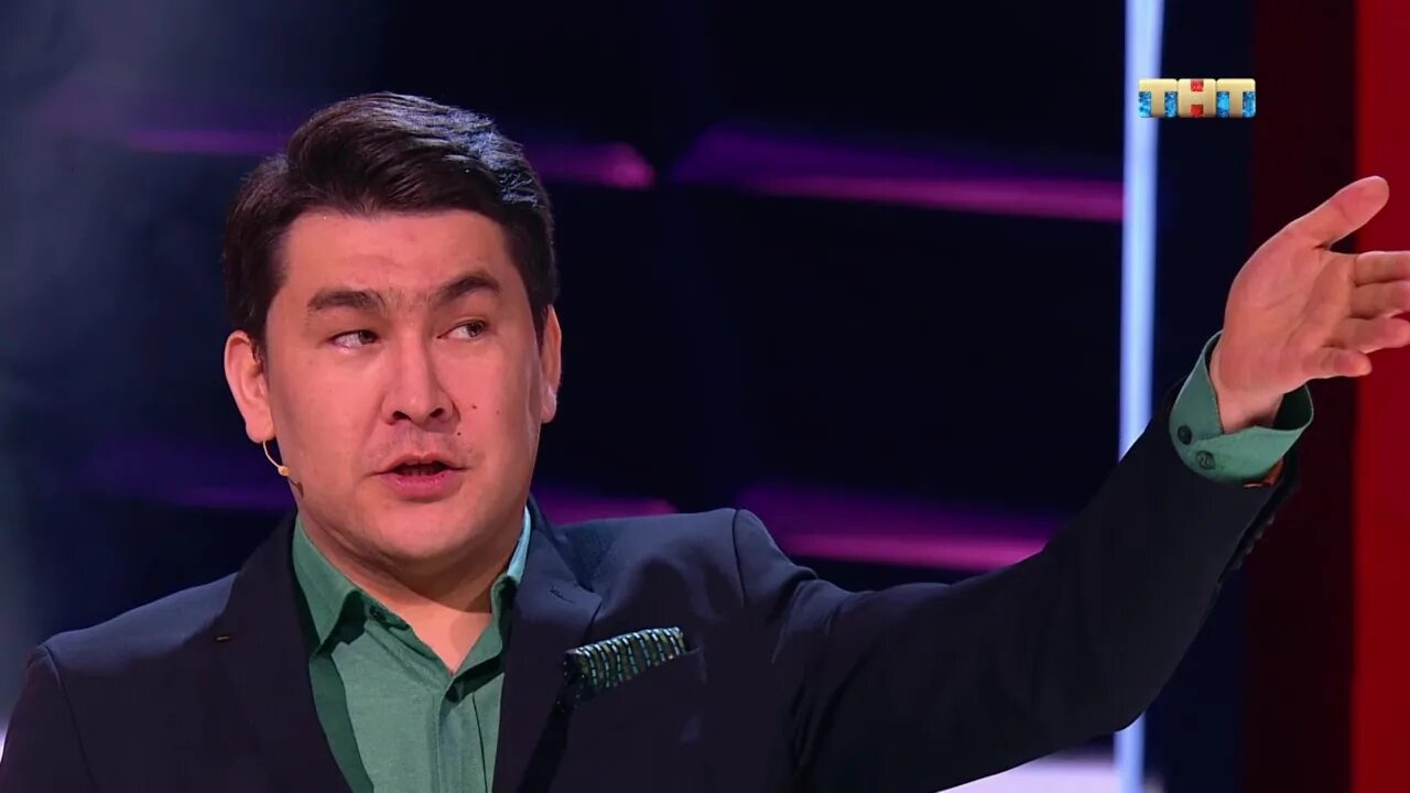 Где логика сабуров. Азамат мусагалиев логика. азамат мусагалиев шоу на тнт. мусагалиев камеди клаб. камеди клаб азамат мусагалиев.