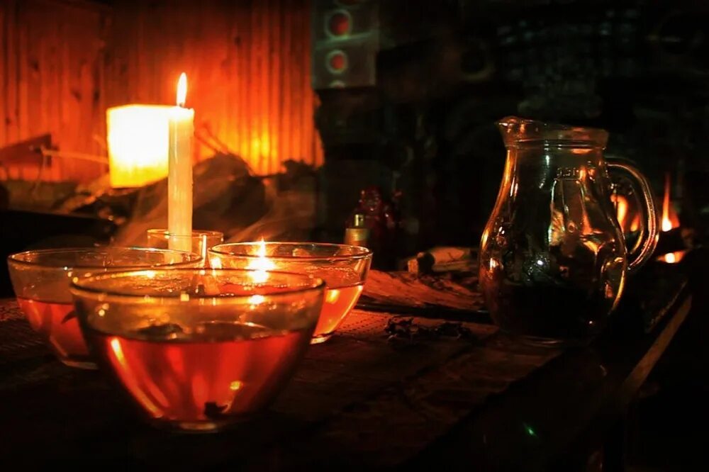 Девушка возле камина. Огонь в камине. Чай камин. Картинки камин,книги и покой. Камин со свечами.