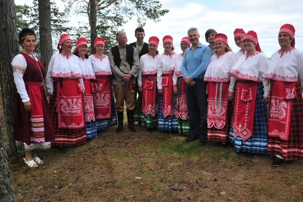 Вепсский народный хор шелтозеро. Вепсы чудь. Традиции народов карелии. Национальный костюм карелии вепсы. Малочисленный народ карелии.
