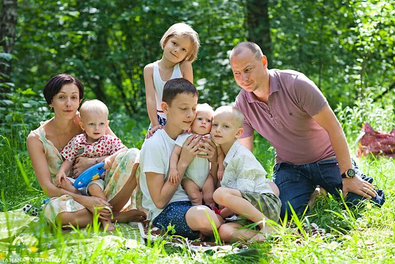 Фотография семьи. В семье пятеро. Семья из 5 детей. Многодетная семья. В семье пятеро.