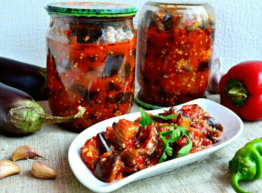 Рецепт вкусных баклажанов на зиму. Баклажаны по-грузински острые. баклажаны по-грузински на зиму острые. закрутки на зиму из баклажанов. острая закуска из баклажанов.