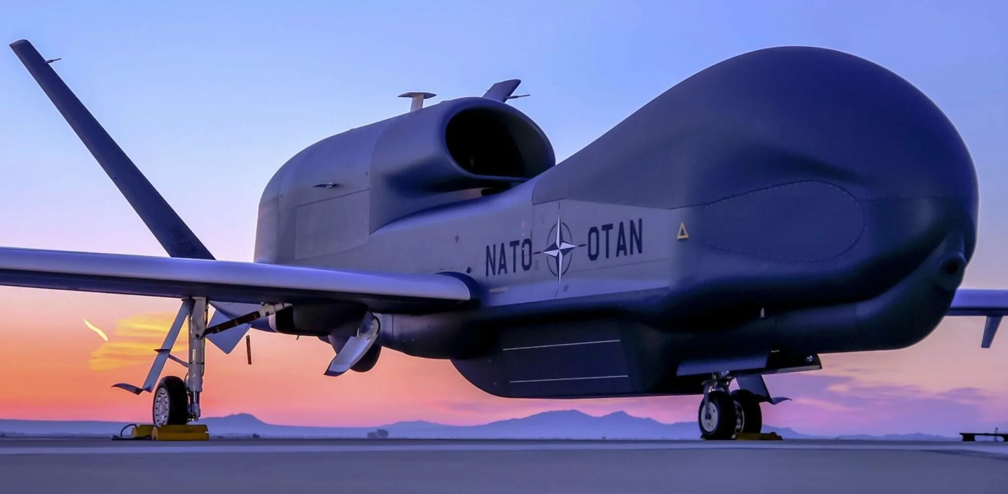 Самолет 4 d. Беспилотник northrop grumman rq-4 global hawk. самолет northrop grumman rq-4b global hawk. беспилотник rq-4a global hawk. американский бпла rq-4 global hawk.