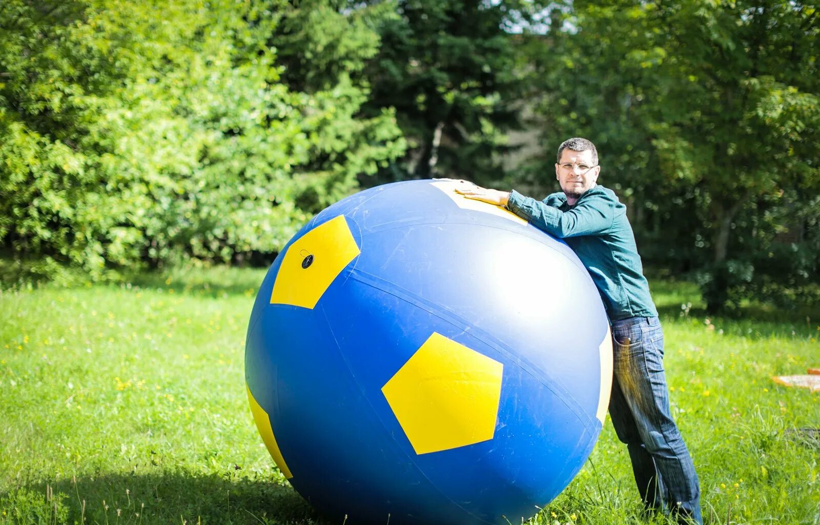 Какой шарик тяжелее. Гигантский футбольный мяч. Аттракцион гигантский мяч. Гигантские надувные футбольные мячи. Гигантский резиновый мяч.