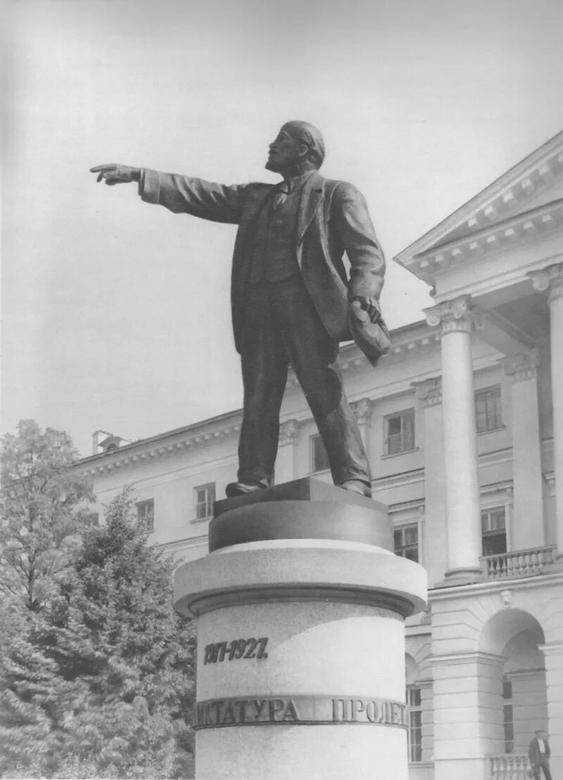 Статуя ленина в москве. Памятники ленину в ссср. Памятник на вднх рабочий и колхозница. Клайпеда литовская сср. Советские фотографии памятник.