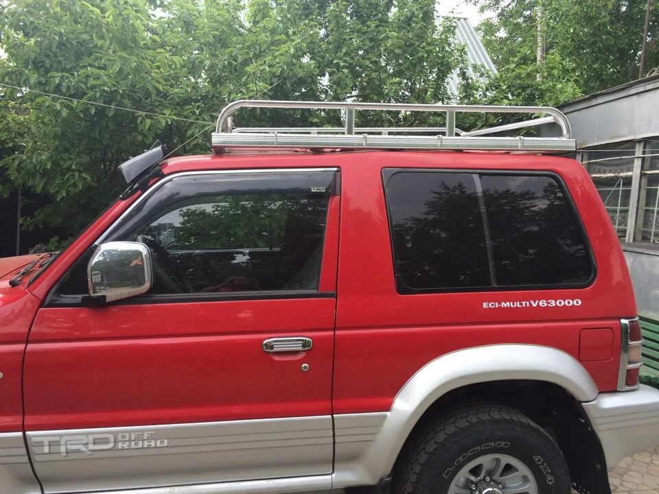Рейлинги mitsubishi pajero io боковые. Рейлинги паджеро 2. Багажник на рейлинги паджеро спорт 2. Паджеро 2 рейлинги. Паджеро 2 рейлинги.