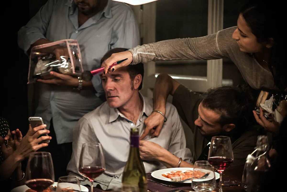 бар незнакомцы. идеальные незнакомцы бьянка. конец идеальные незнакомцы. идеальные незнакомцы козимо. валерио мастандреа идеальные незнакомцы.