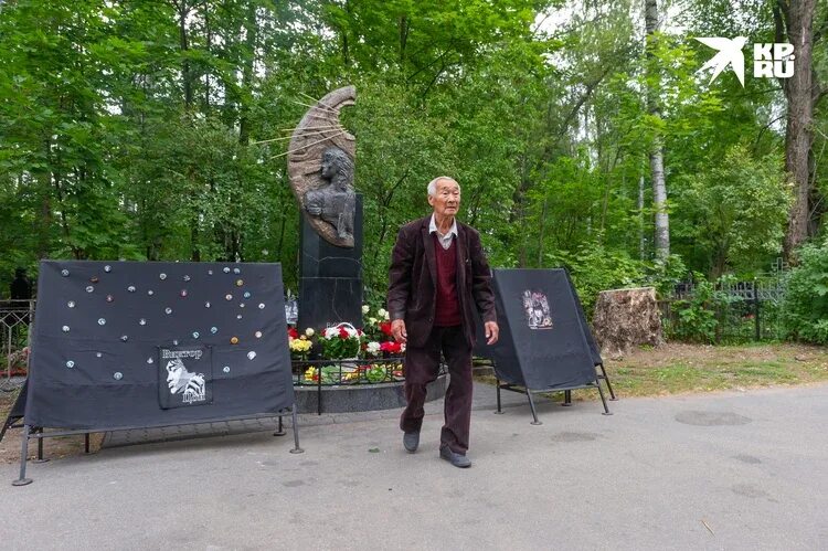 Киноманы" почтили память Виктора Цоя минутой молчания на его могиле Новости куль