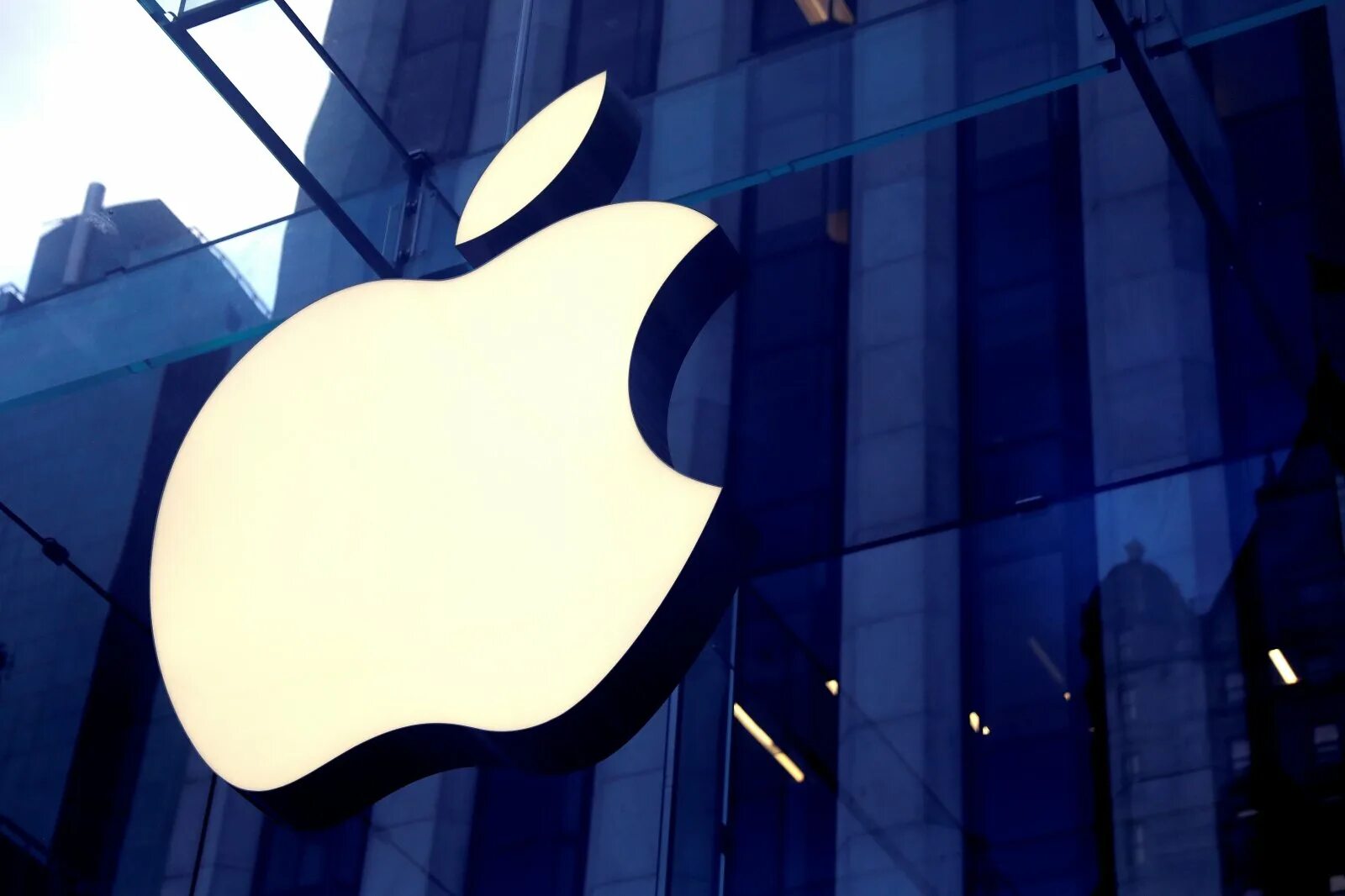Apple both. Электромобиль эппл 2025. apple инновации. компания apple. офис apple.