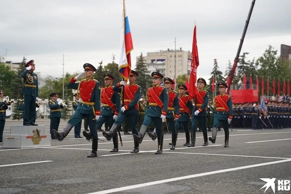 Какова парад. Парад Победы в Самаре 2020. Знаменная группа на параде Победы. Парад Победы 2022 Самара. Знаменная группа.