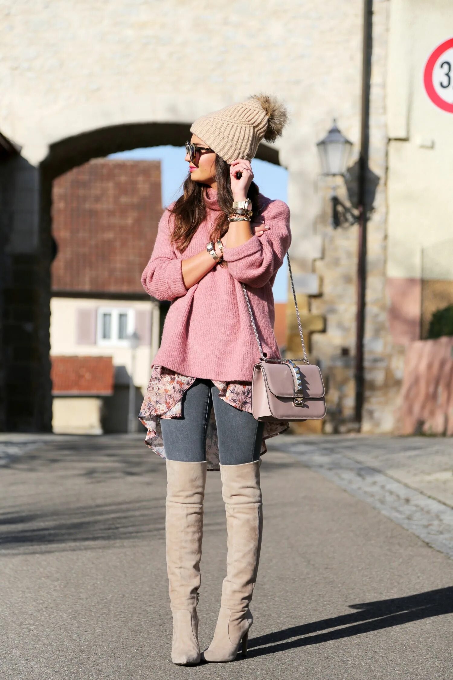 Ивлева в розовом пуховике. Куртка розовая внутри капюшон серый. Шарф к розовой куртке. Джиджи хадид в розовом пуховике. Джиджи в пуховике.