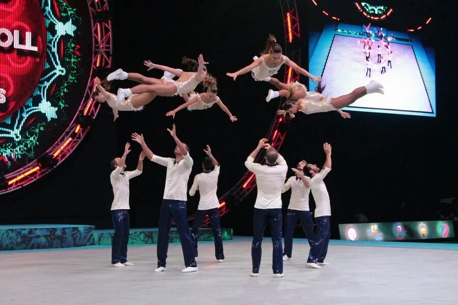 Мультикейс рок н ролл. Мультикейс участники. Стиляги образ женский. Мультикейс рок н ролл. Эстрадный ансамбль мультикейс.