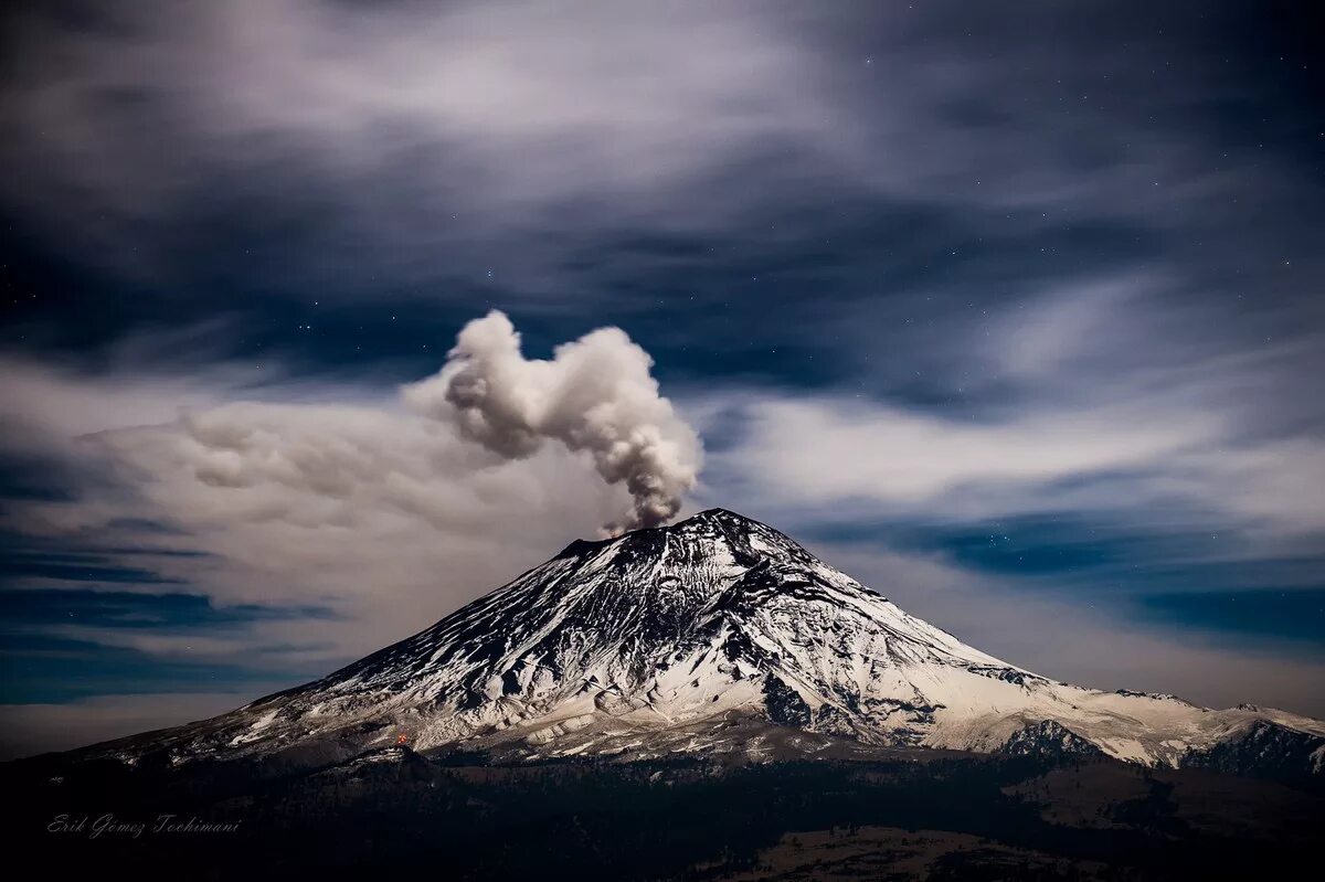 Вулкан фото. Вулкан Попокатепетль. Стратовулкан вулкан. Южная Америка Попокатепетль. Остров Попокатепетль.