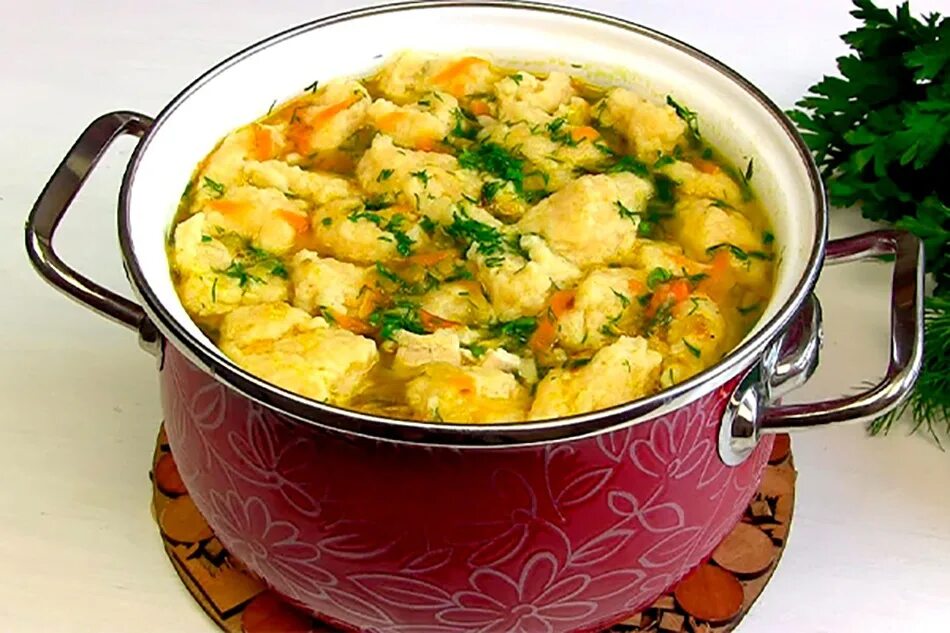 Как приготовить галушки для супа из муки. Суп с галушками. галушки суп с галушками. куриный суп с галушками. суп с сырными галушками.