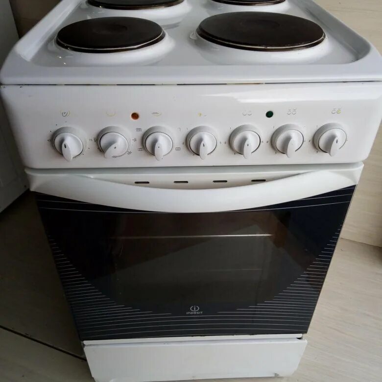 Электрическая плита indesit i5vsh2a. Плита indesit k3c11 w r. Плита электрическая indesit 50*60, стеклокерамика. Индезит газовая плита 4 конфорки. Плита индезит конфорки.