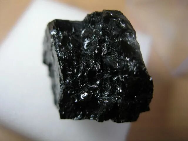 Черная слюда. Шерл 3мм. Черный минерал. Черная слюда минерал. Черный блестящий минерал.