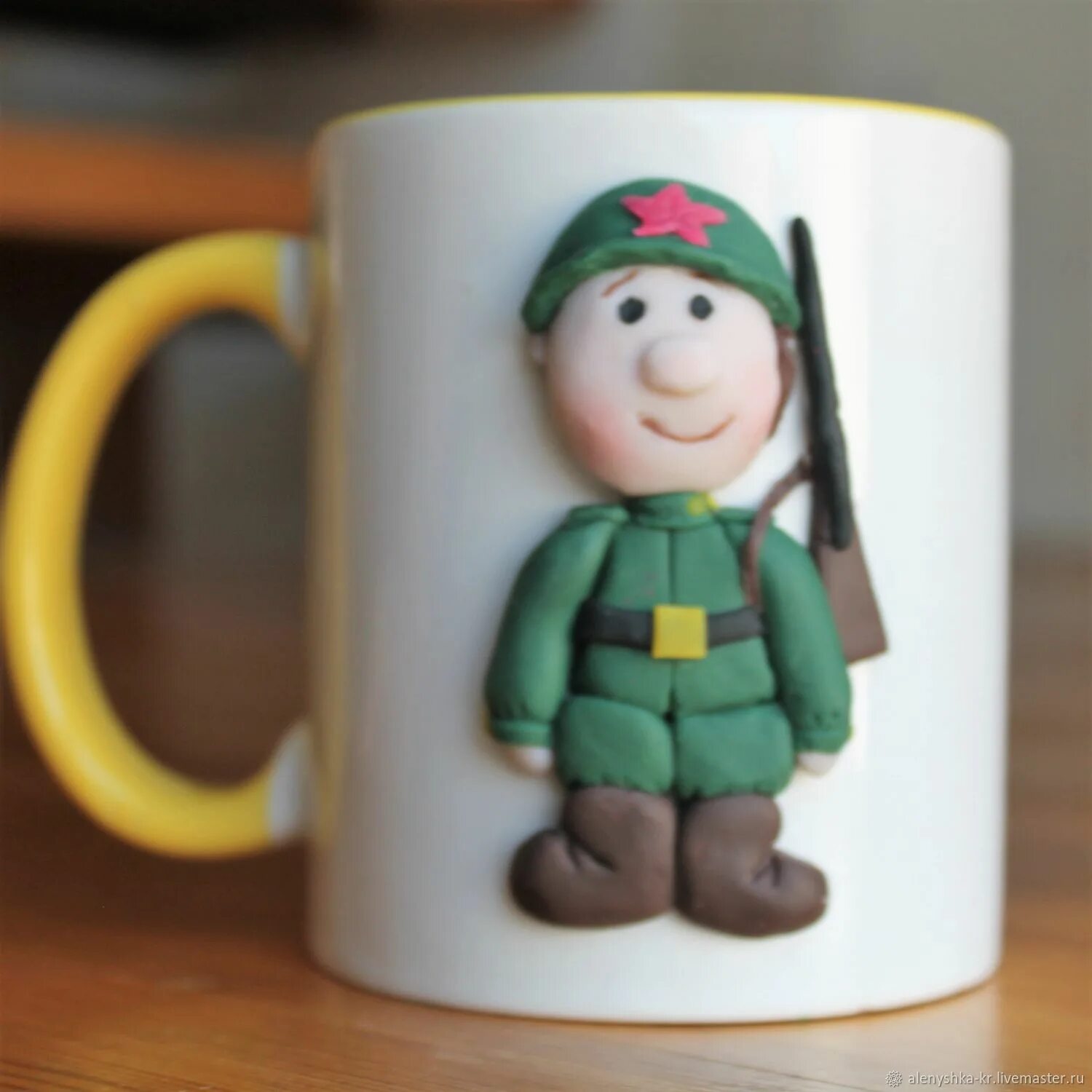 подарок на 23 февраля из глины. кружка из полимерной глины для мужчины на 23 февраля. военный из полимерной глины на кружке. подарок выпечка на 23 февраля. из полимерной глины на 23 февраля.