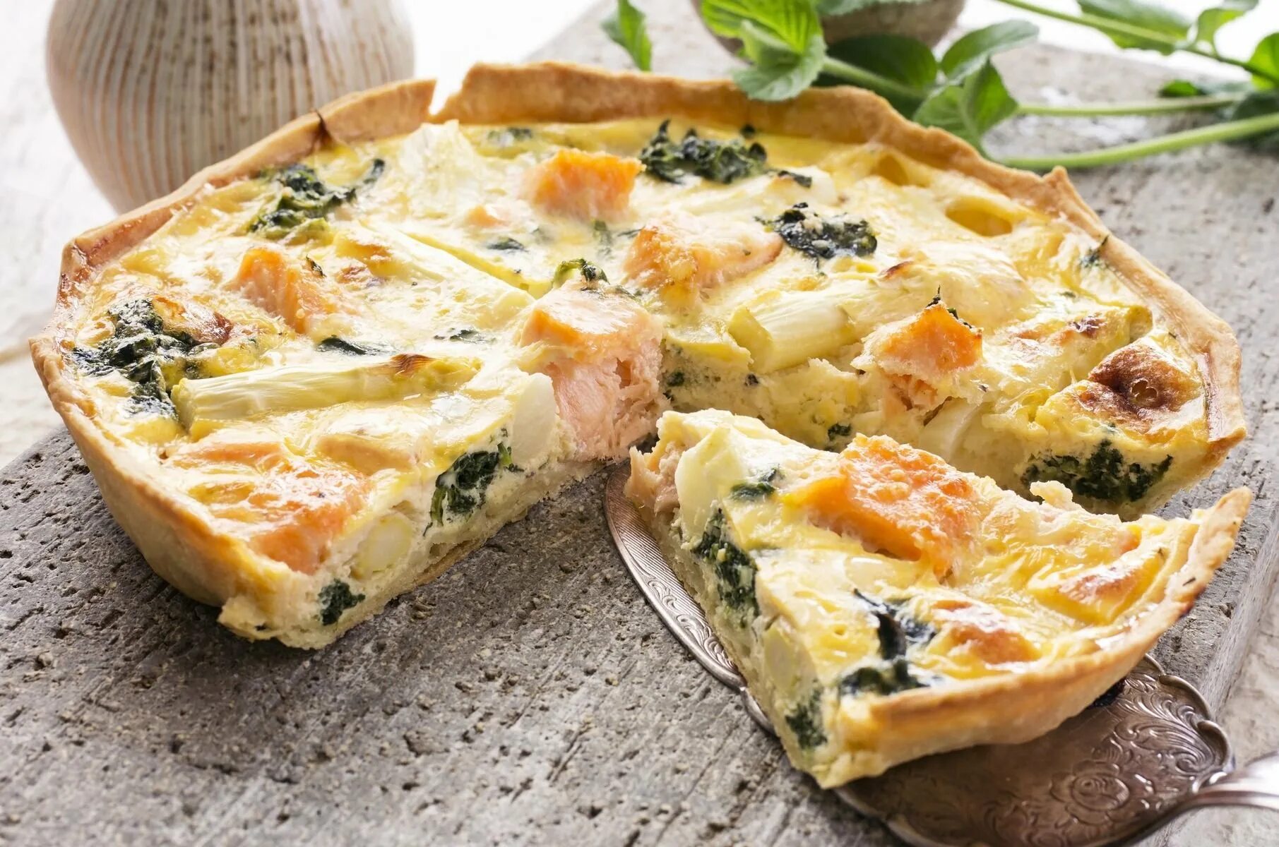 Пирог с палтусом в духовке. КИШ Лорен (Quiche Lorraine). КИШ Лорен с лососем. КИШ Лорен с семгой. КИШ Лорен со шпинатом и сыром.