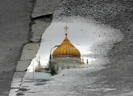В луже белого стекла отражаются дома песня
