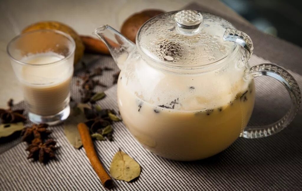 Как сварить чай с молоком. Чай с молоком. Масала с черным чаем и молоком. Часуйма тибетский чай. Как сварить чай с молоком.