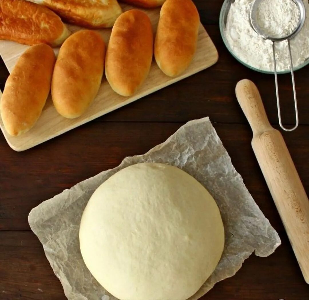 Тесто на пирожки дрожжевое. Дрожжевое тесто. Дрожжевое тесто для пирожков. Тесто на пирожки дрожжевое на молоке. Дрожжевое тесто быстрого приготовления с сухими дрожжами.