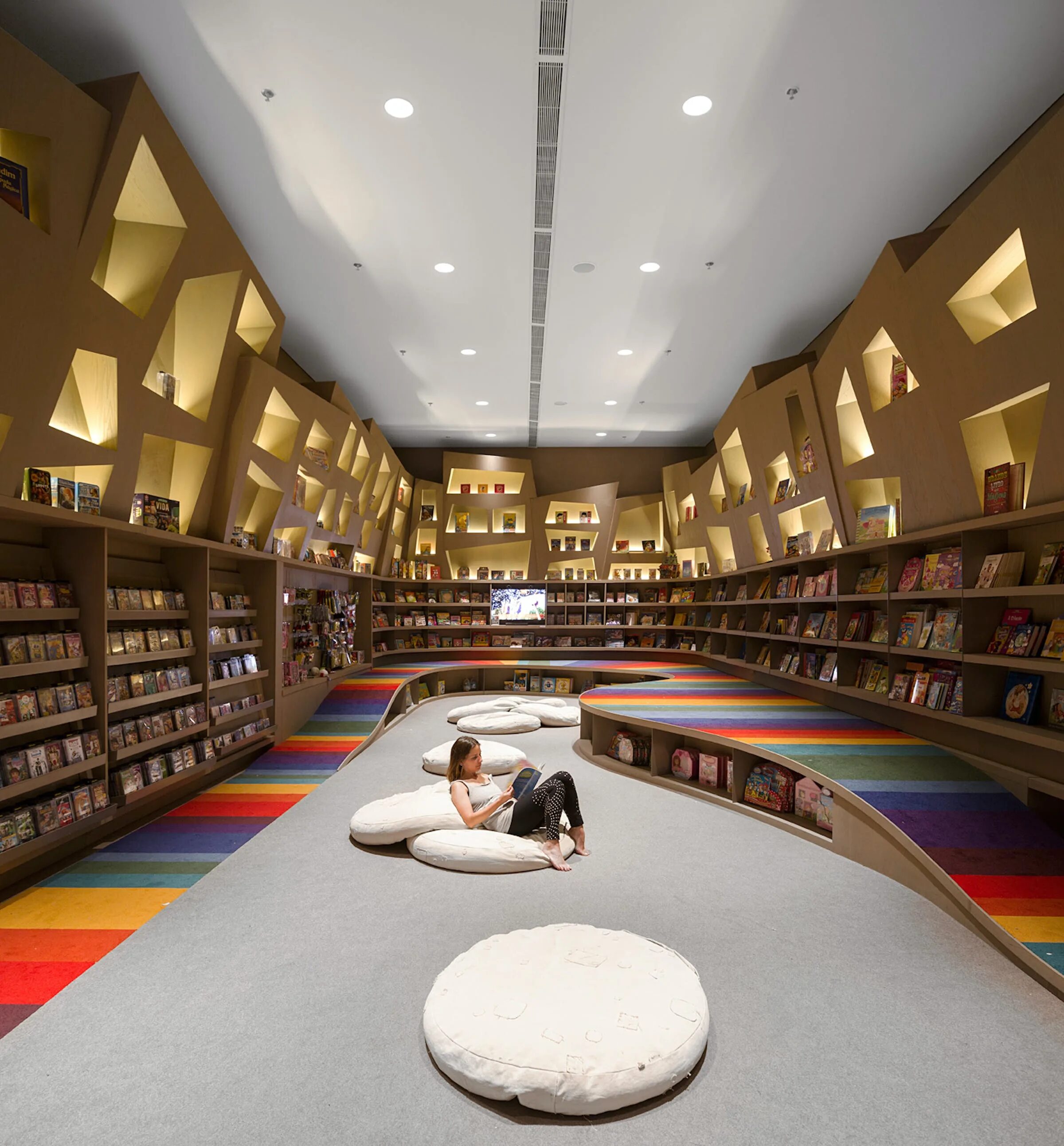 Лаб библиотека. Охта лаб библиотека маяковского. Библиотека охта lab в санкт-петербурге. Лаб библиотека. Центральная городская публичная библиотека имени в.