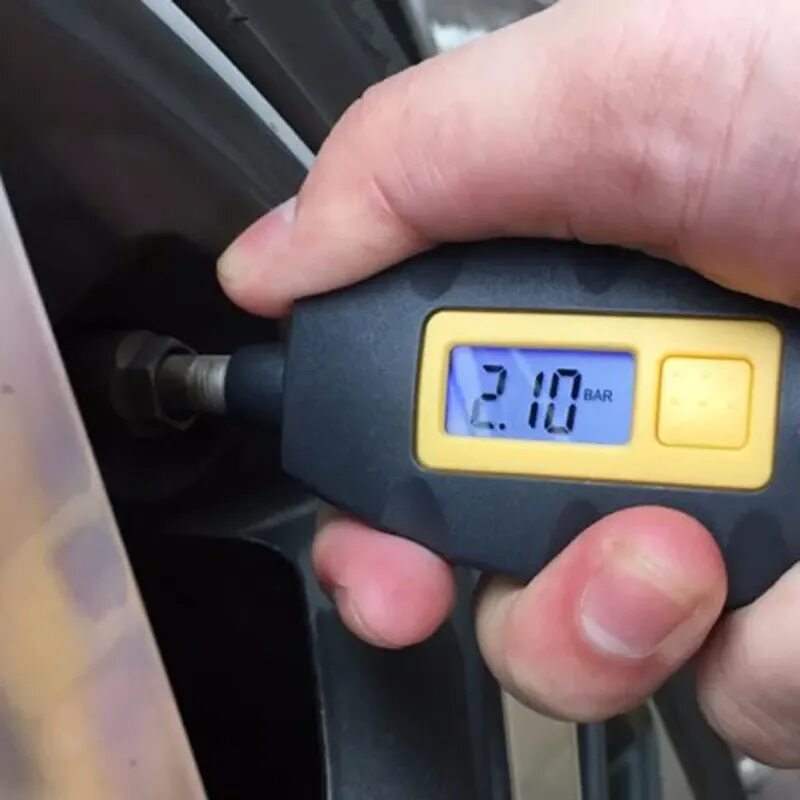 Измерение давления в шинах автомобиля. Давление в шинах. Измерения давления воздуха в шинах. Замер давления в шинах. Прибор для проверки давления в шинах автомобиля.