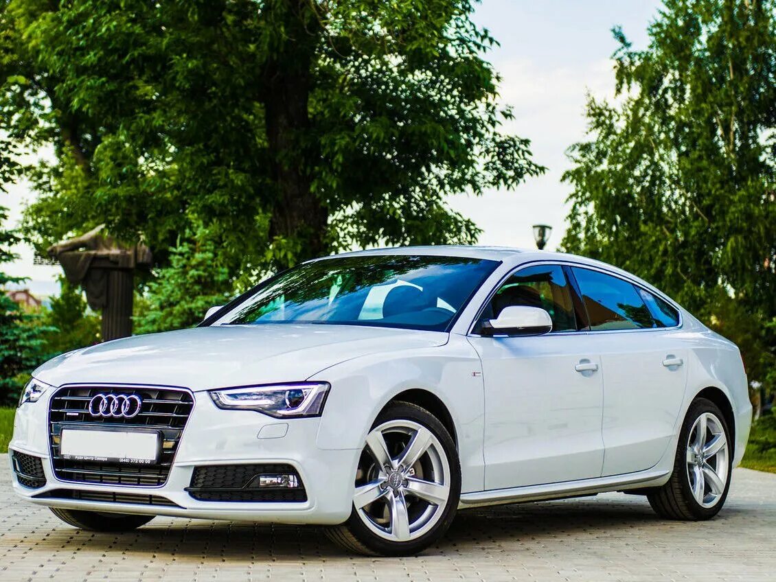 Ауди а5 2013 года. Audi a5 2013. Белая ауди а1 купе. Audi a5 sportback 2015. Audi a5 2013.