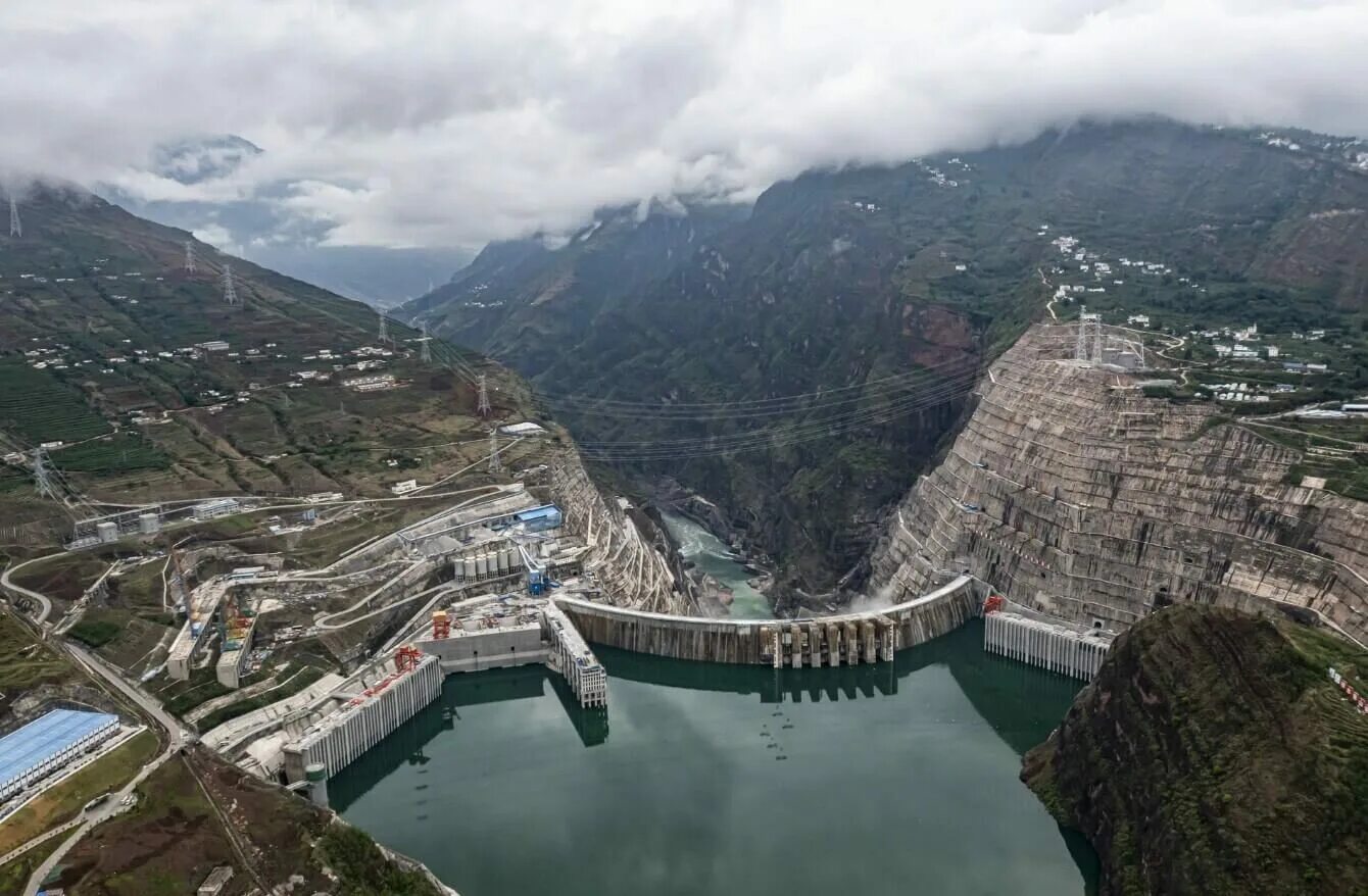 В какой стране крупнейшая гэс. ГЭС Байхэтань в Китае. Плотина Байхэтань. ГЭС «Силоду», Китай. ГЭС Цзиньпин-1.
