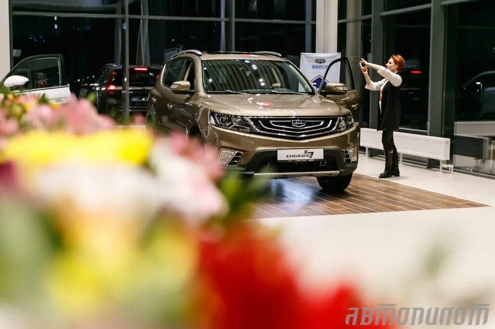 Дилерский центр Geely. Шоу рум автосалона Джили. Geely купить в москве у официального дилера