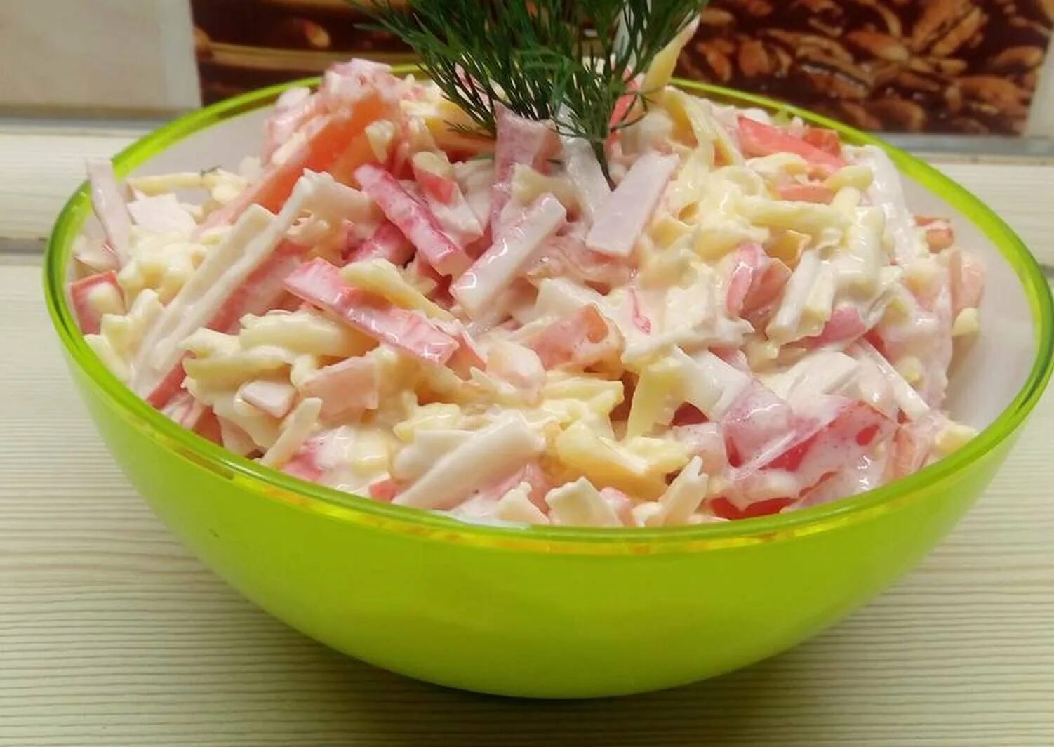 Крабовые палочки с нежным сыром. Салат красное море с крабовыми палочками. Крабовые палочки "крабовый Дюшес". Салат крабовые палочки помидоры сыр. Салат с помидорами и крабовыми палочками и сыром и чесноком.