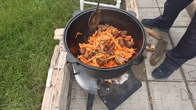 Мраморный казан для плова. Плов из говядины в казане на огне. Плов в казане из говядины. Казан с пловом в разрезе. Казан для плова чугунный на костре.