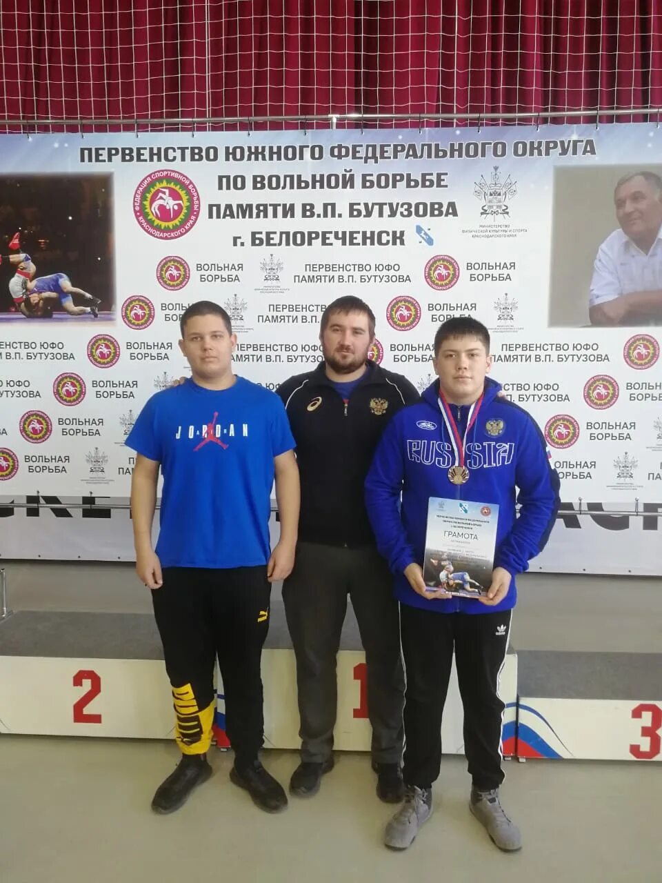 Вольная борьба славянск на кубани. Вольная борьба в спортивном комплексе станицы саратовской. Славянск на кубани вольная борьба. Славянск на кубани вольная борьба. Краснодарские борцы.