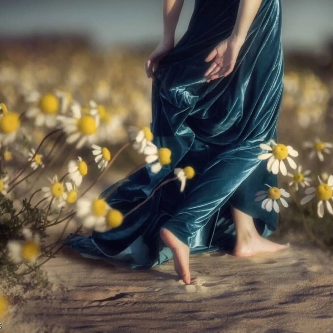 Девушка идет. Я пойду босиком песня. Я пойду босиком песня. Девушка бежит в платье. Босыми ногами по траве.