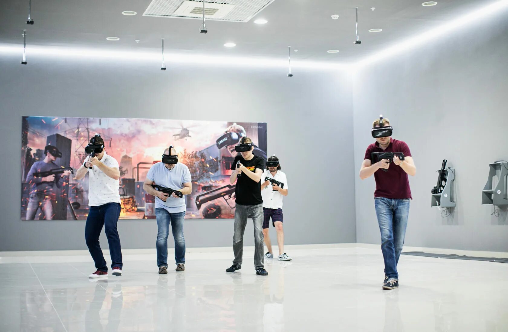 Жанры vr. Парк виртуальной реальности (VR парк). Парк развлечений engage VR. Виртуальная реальность в развлечениях. Виртуальная реальность в парке.