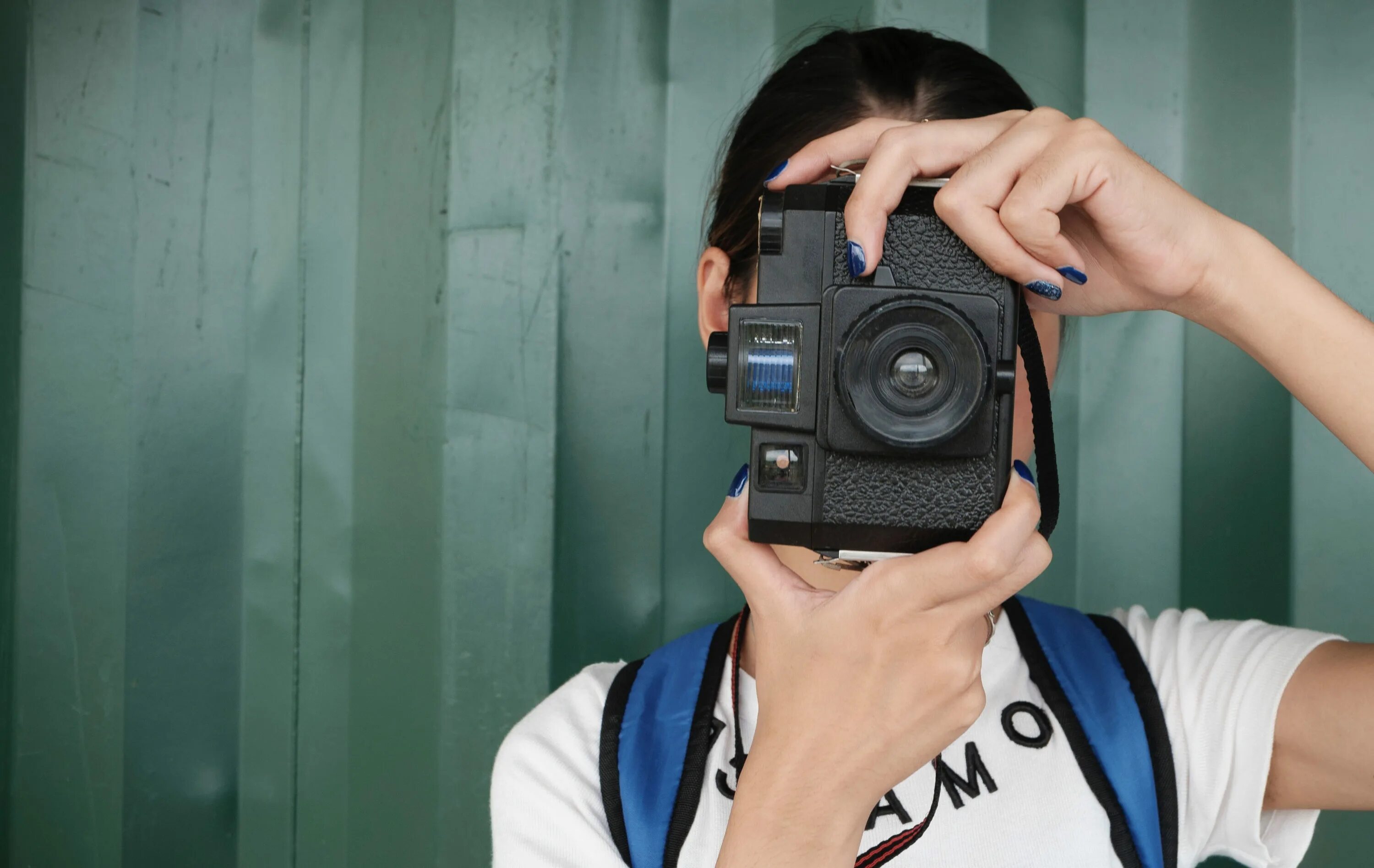 Фотосессия для фотографа. Тетка фотографирует глаз. Женщина фотограф. Tw woman и camera woman. Фотограф с камерой.