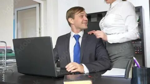 Босс и секретарша в офисе
