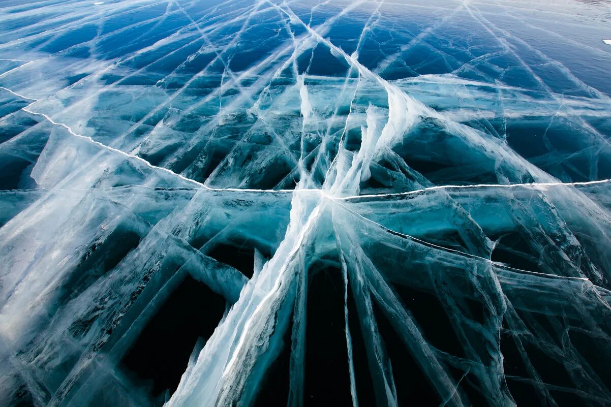 Звук треска льда. Лед Байкала. Лед Байкала сверху. Лед вид сверху. Байкал зимой лед сверху.